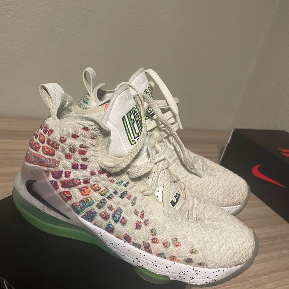 Lebron shoes - Picture 1 of 2